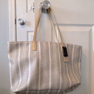 2 coach purses. One satchel and one crossbody. Great and good condition.